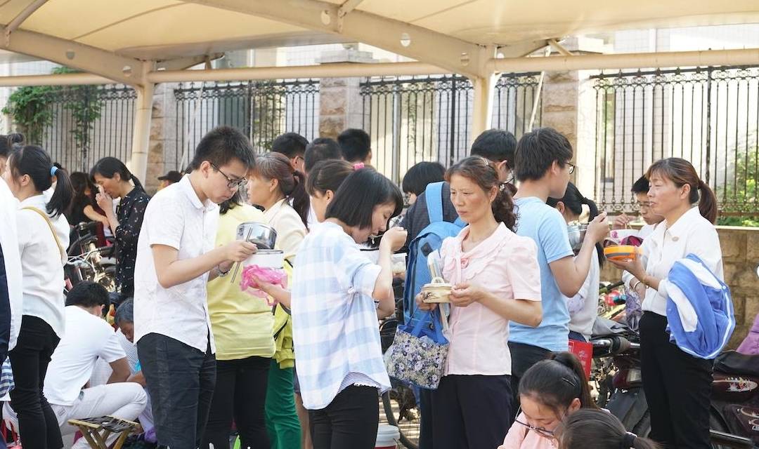 家长|幼师以为家长没交费不给孩子吃饭，“素质”的体现在生活之中