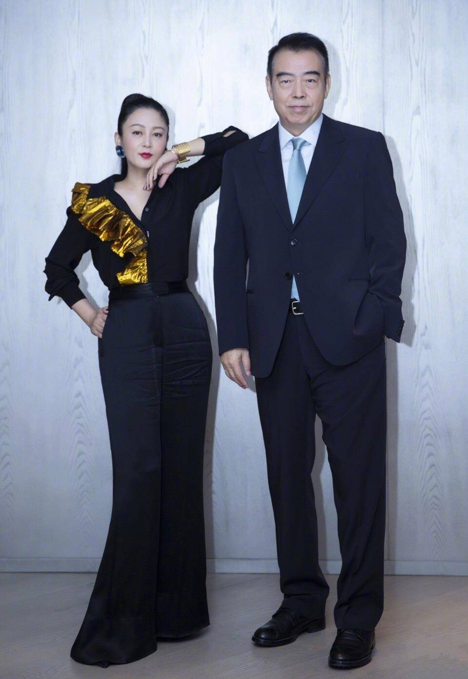 亲儿子 52岁陈红与20岁亲儿子走机场，造型时尚，妈妈像女神儿子像骑士