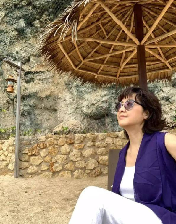 服装 中年的朱琳气质仍然不差,穿衣随性又大方,普通女性也学得来