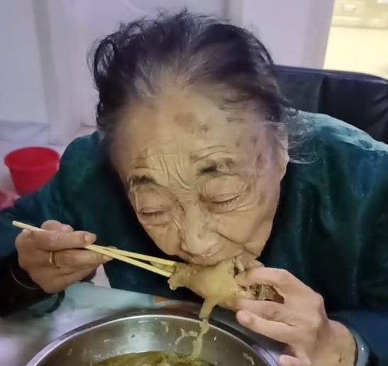 85岁马玉琴晚年凄惨颜值似百岁老人吃饭都不安生网友悲哀