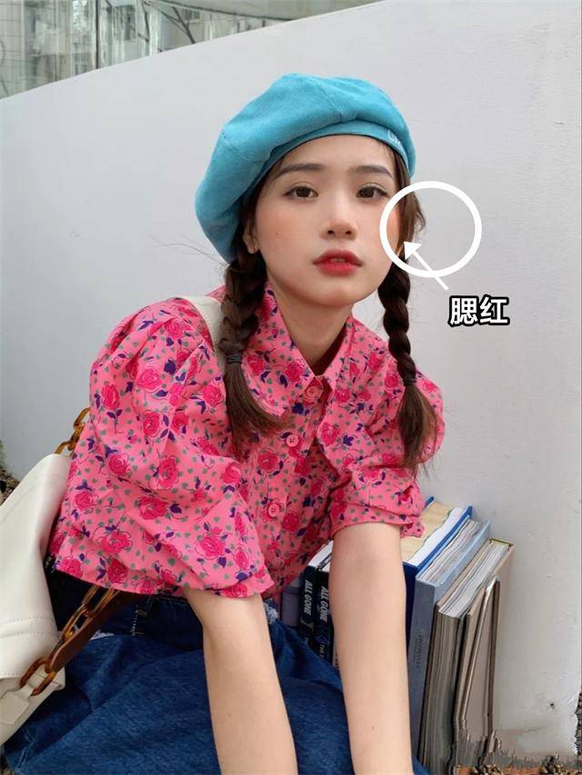 发型春天戴帽子时,这样来弄发型、化脸妆,既精致好看,又时髦显脸小