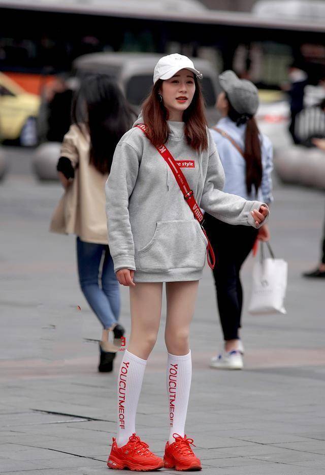 原创灰色卫衣搭配短裤穿出下装消失的效果充满青春时尚的气息