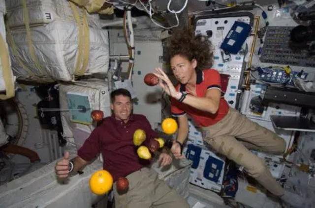 宇航员在太空拉屎图片图片
