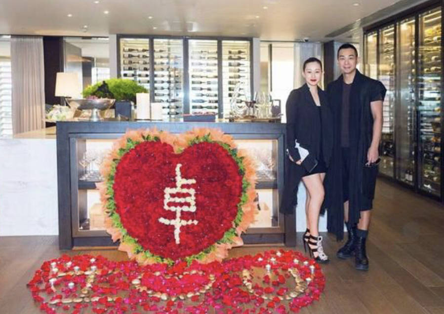 短裙 赵文卓老婆真不愧是“大哥的女人”！穿黑色紧身短裙气场强大