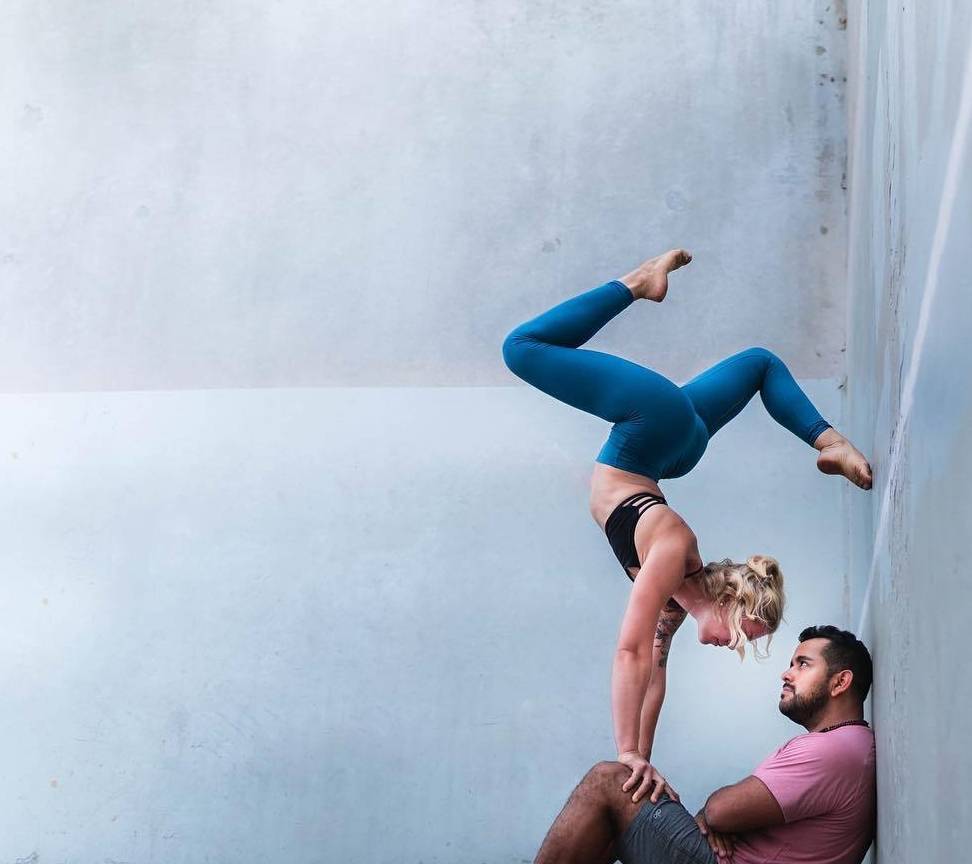 原创瑜伽双人组情侣升温的催化剂