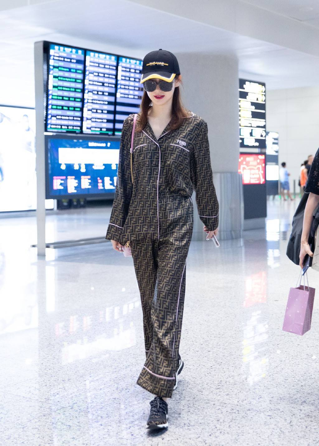 血色 戚薇机场街拍，穿字母“睡衣”配1万6的粉色包包，戴墨镜超帅气