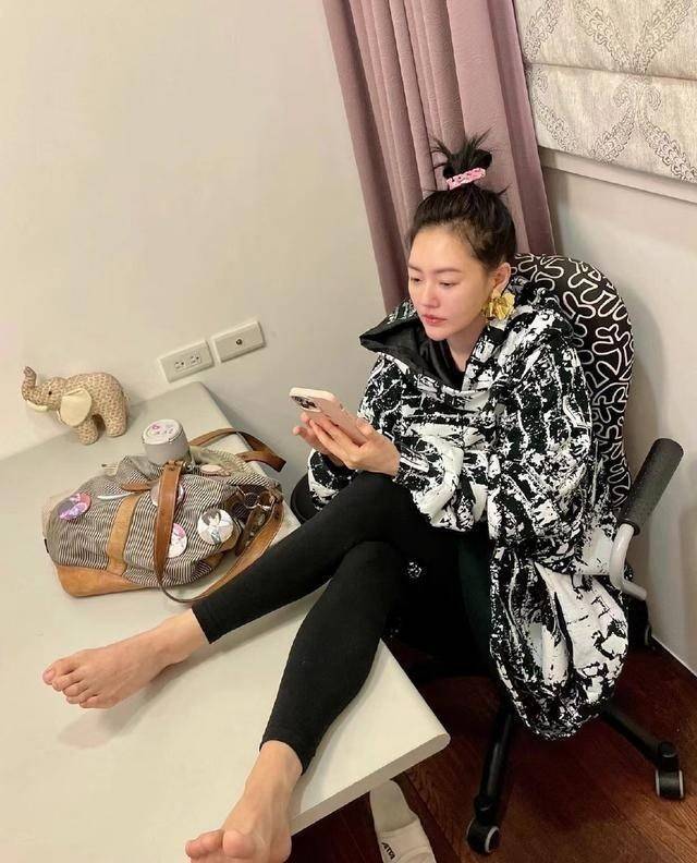 光头 小s大跳热舞迎接具俊晔回家！“光头造型”穿休闲装，比大s还兴奋