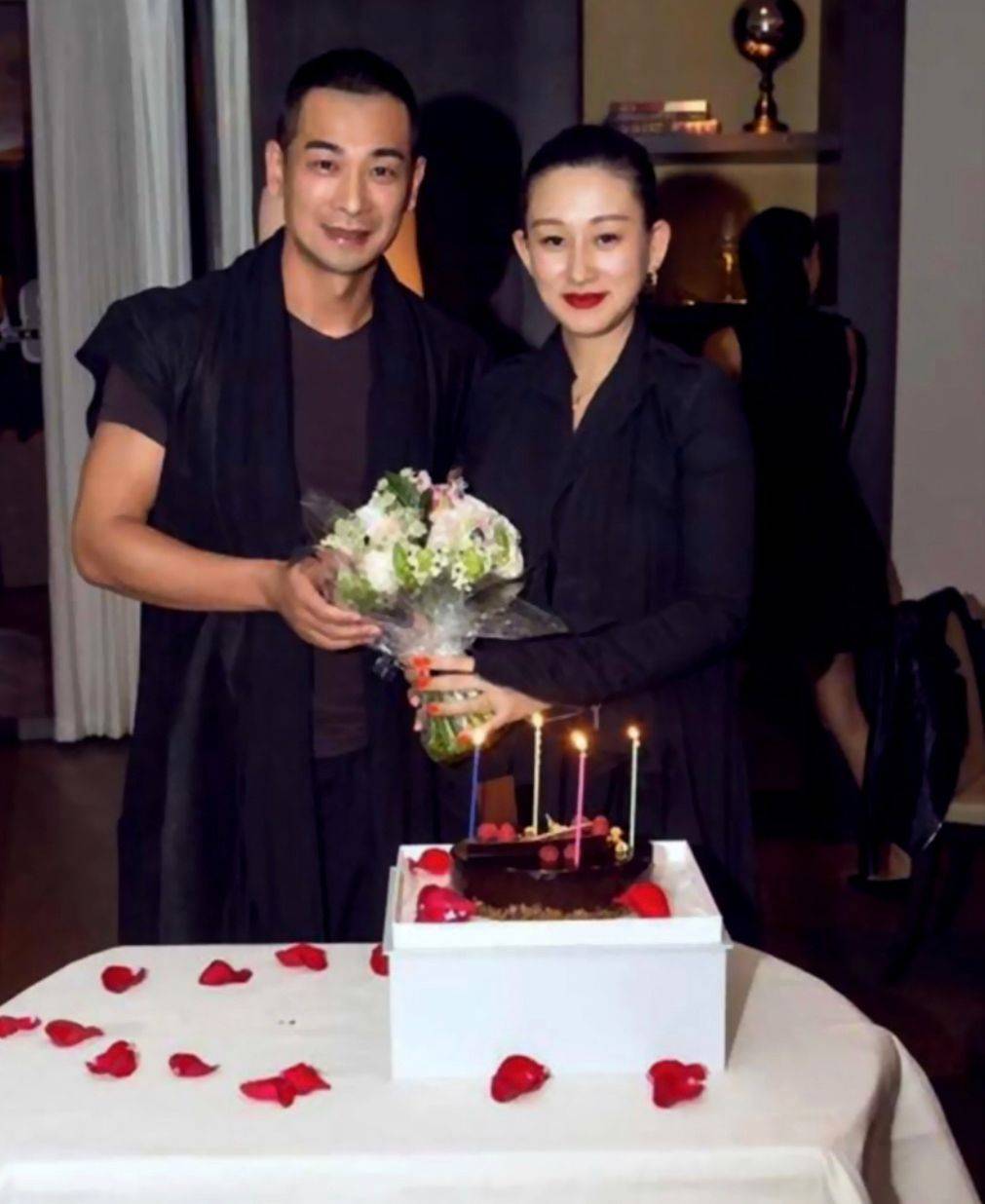 短裙 赵文卓夫妇都是洋气人，一个穿短裤一个穿短裙，同挂黑丝巾好登对