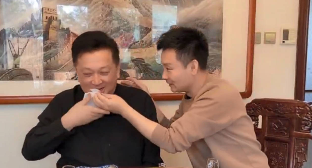 郁钧剑去刘和刚家中做客!