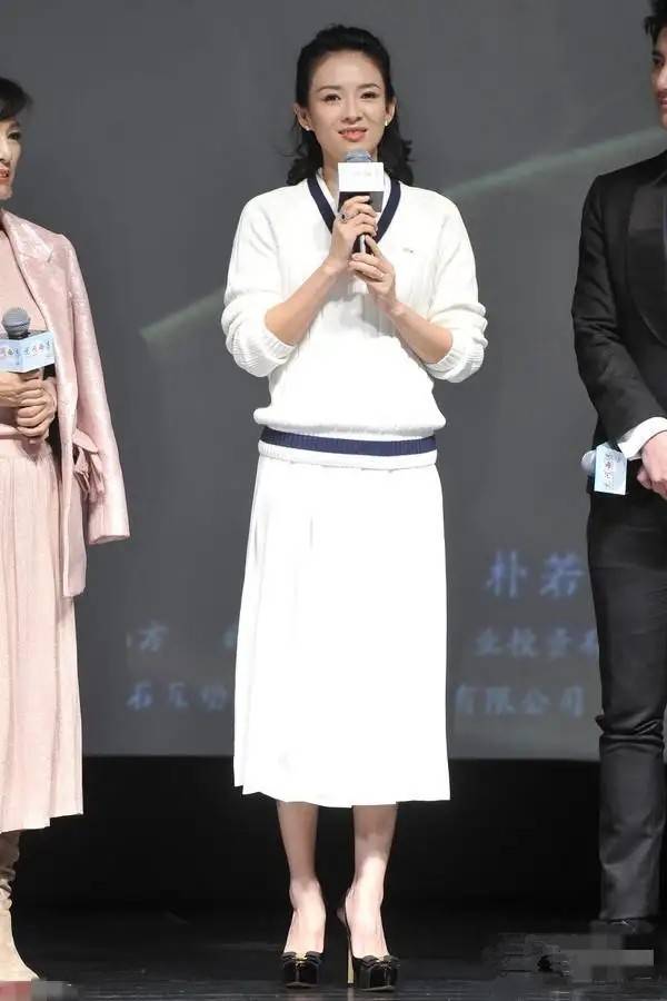 整体 章子怡出游照，穿黄T青春靓丽比女儿还嫩，一家人相互依偎真幸福