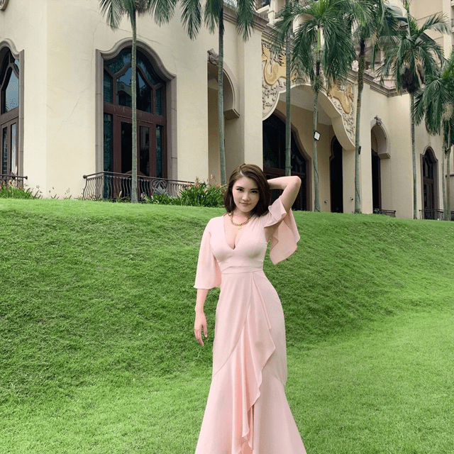 傲人 身材真是性感,傲人上围强撑礼服,不愧为“性感水蜜桃”