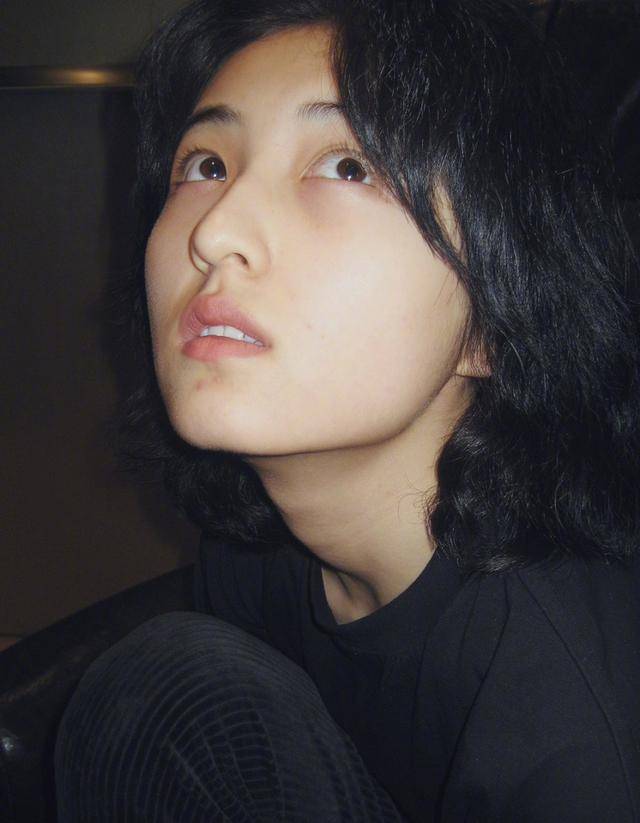 青春痘张子枫晒新发型自拍，素颜出镜状态超好，离开美颜滤镜皮肤好真实？？