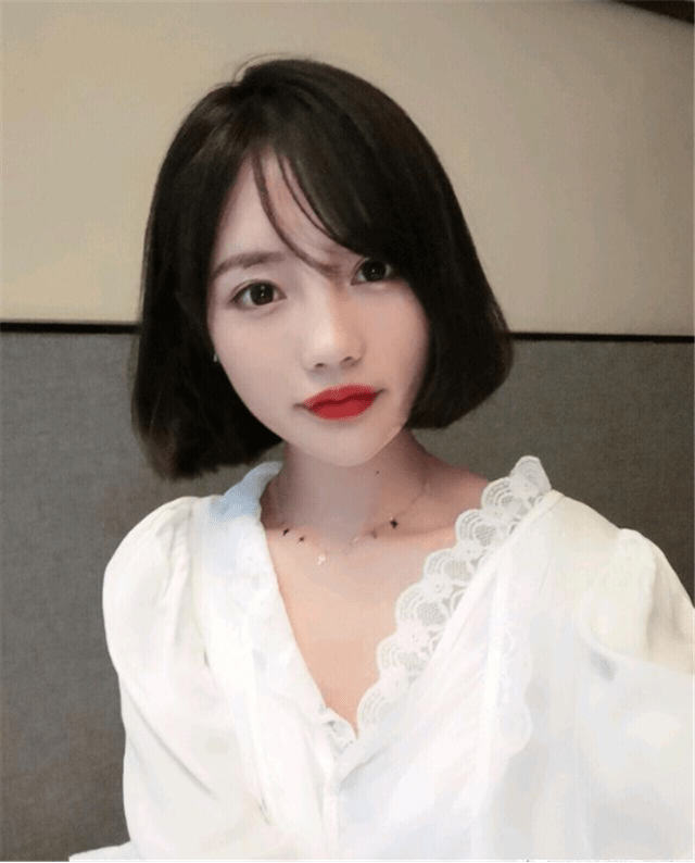 中分女人别留黑长直了！今年流行烫“内扣”，时髦显嫩，短发烫更女神