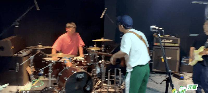 全方位|《草莓星球来的人》全方位不好看,乐队综艺“梅开二度”的糊能叫醒优酷吗?