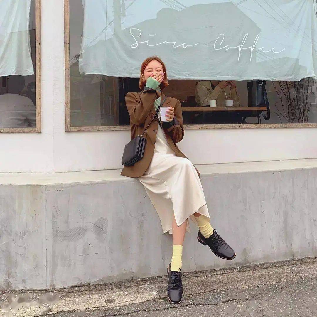 裙子 ?春天流行穿搭：裙子配西装，时髦又干练