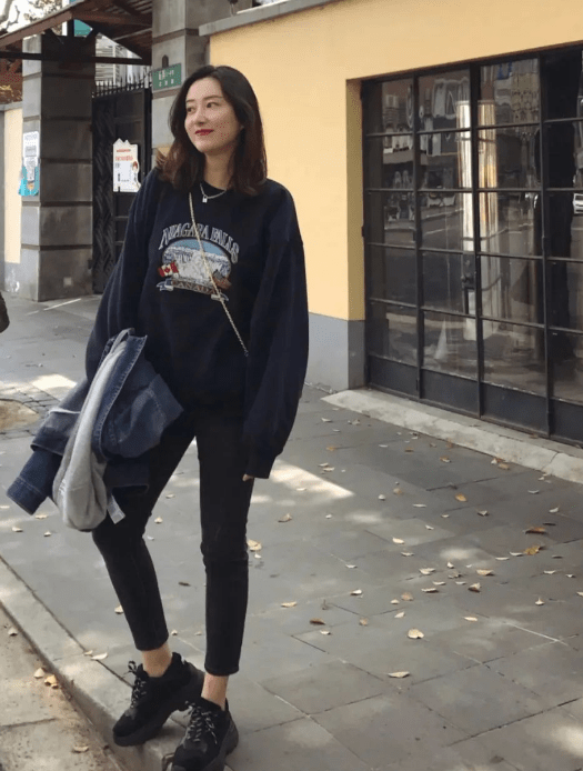 卫衣 春天穿卫衣，要搭对“裤子”才好看！这样穿时髦减龄又有高级感