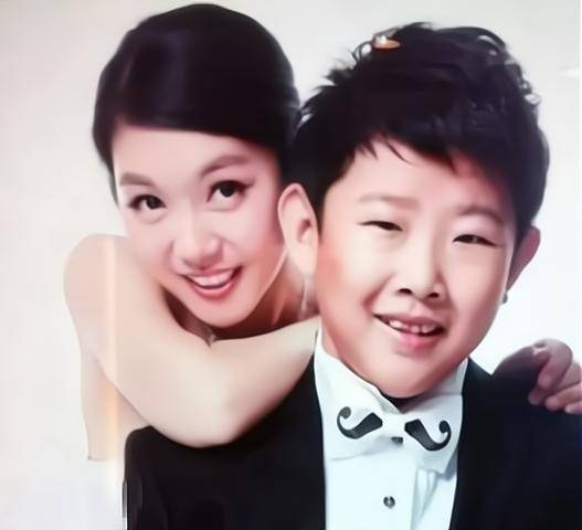 2013年,他遇到了自己中学时就暗恋的女孩赵寅.