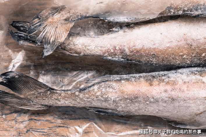 冻鱼直接用清水泡,难怪不好吃!和鱼贩子学一招,和活鱼一样新鲜_鱼肉_盛出_草鱼