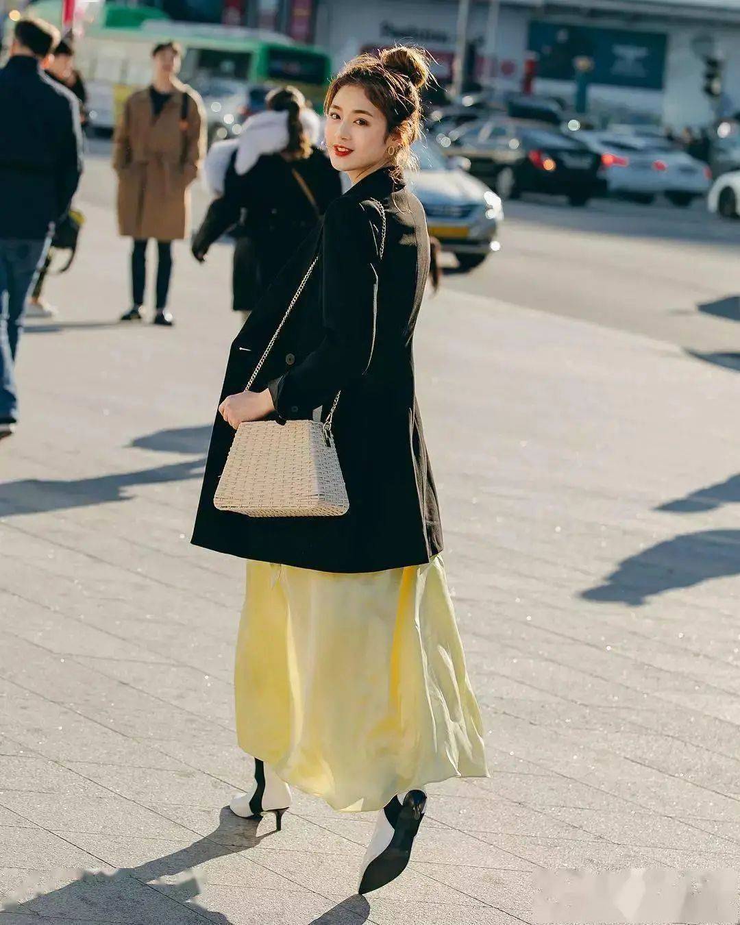 裙子 ?春天流行穿搭：裙子配西装，时髦又干练