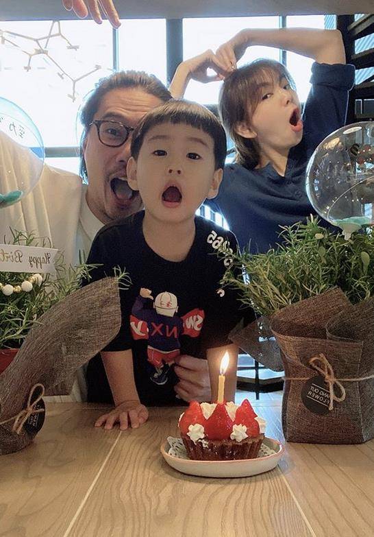 ella一家三口为儿子庆3岁生日,蛋糕尺寸太迷你,1米