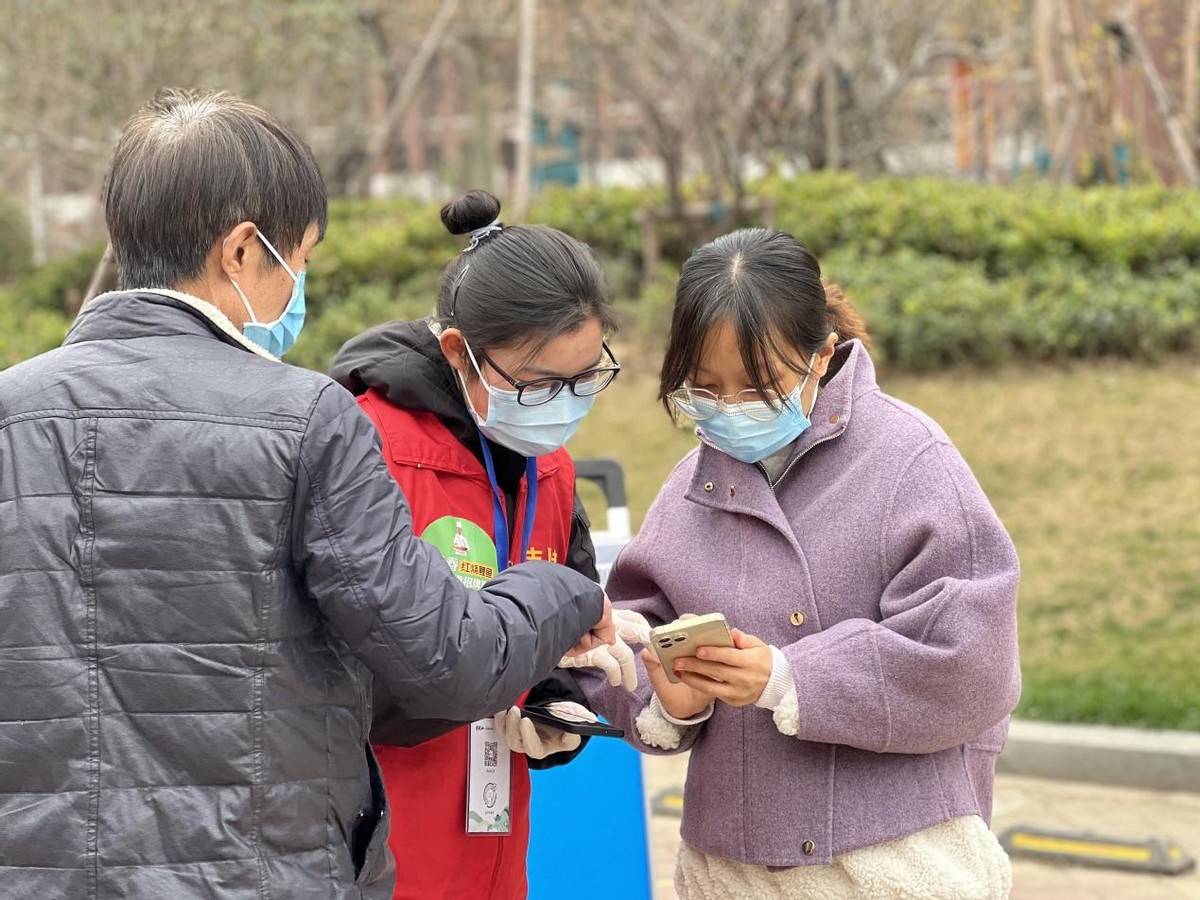 郑州疫情反复郑州谷雨春上街争当志愿者助力全员核酸检测