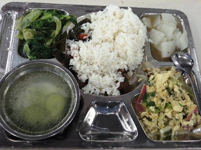 实拍电子厂的工作餐,米饭不限量,有肉有菜还有汤,才6块钱一份_广东