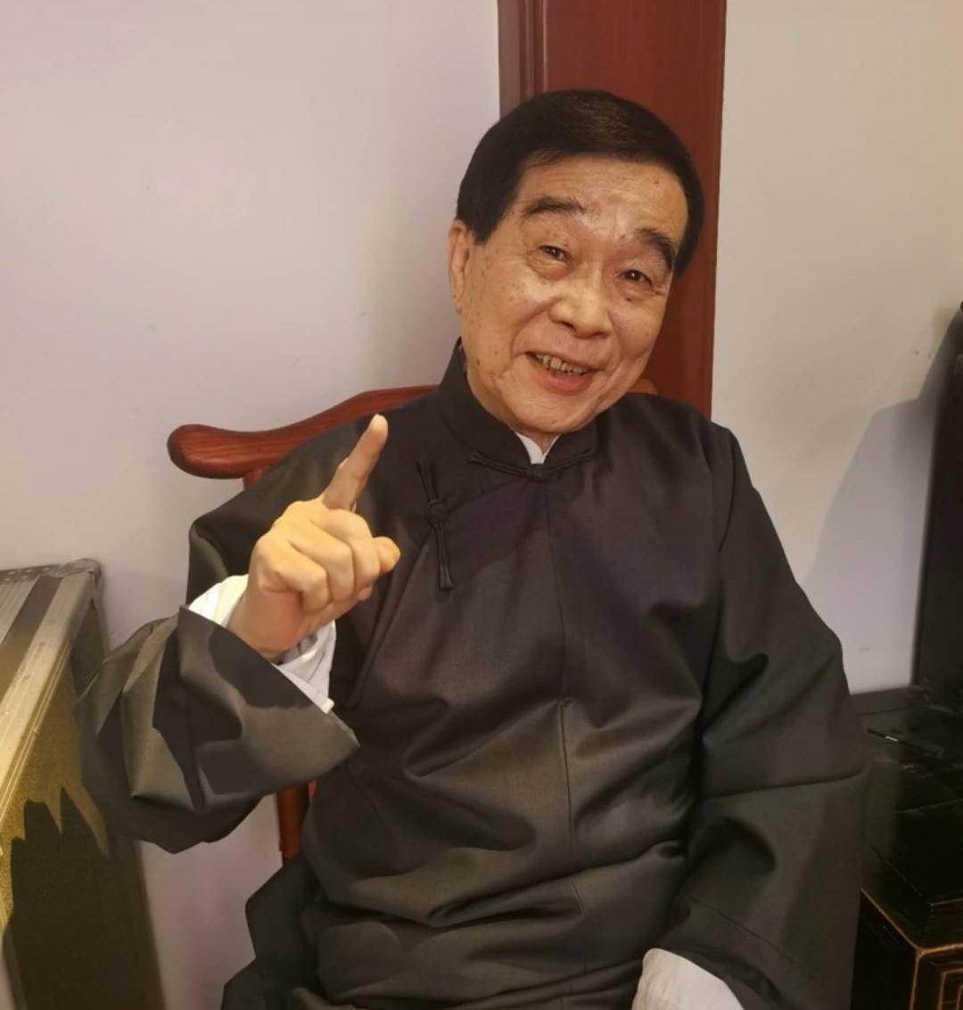 女儿晒视频,德云社众人站立显拘谨,老先生稳坐中间派头足_相声_李建华