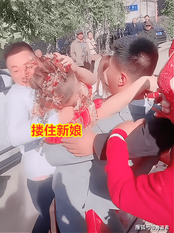 新娘进门遭婚闹,被陌生男搂脖子狂亲,网友:那边老表闹婚就是亲_男子