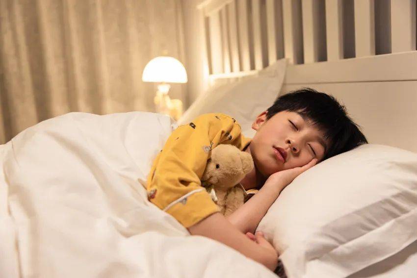 调查：超六成青少年用睡眠时间玩手机、打游戏、追剧 孩子如何养成良好作息？