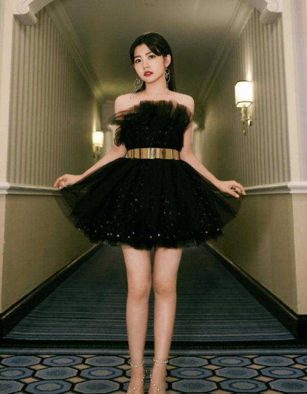 鞋子 赖美云机场私服照流出，看到脚上的鞋子，真只有1米53