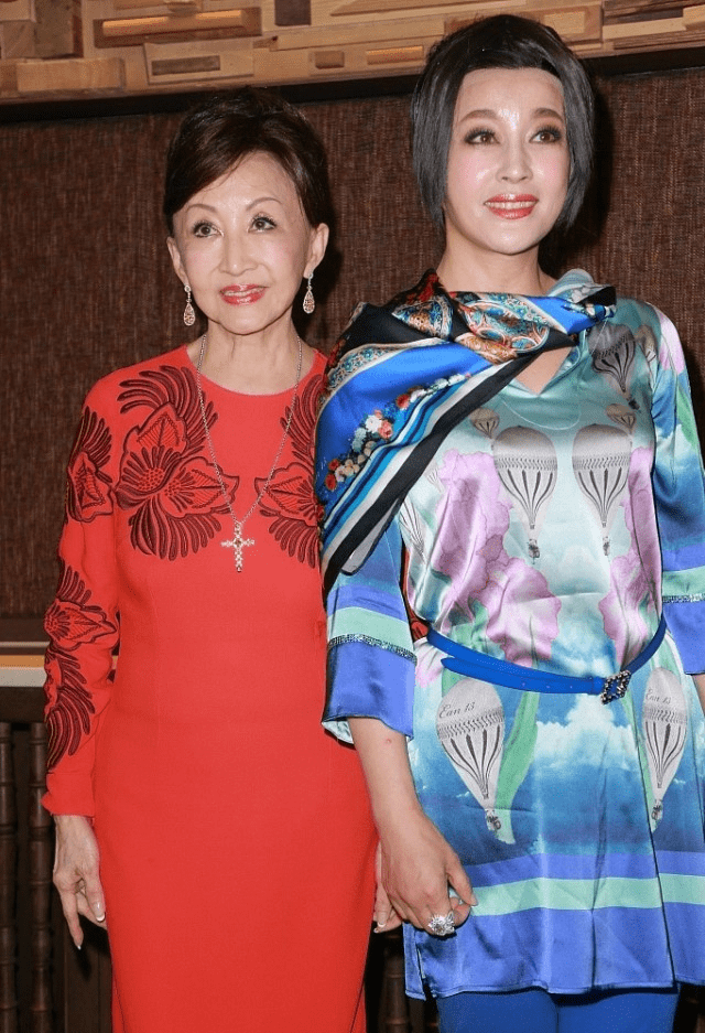 美容 国际美容教母和小6岁的刘晓庆同框，穿红裙优雅大方，看脸更真实
