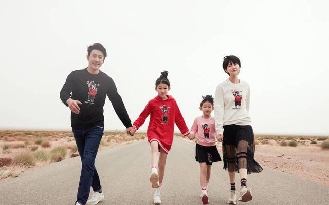 鲍蕾 44岁陆毅生日晒一家四口，贝儿清秀像大姑娘，姐妹穿的校服不一般