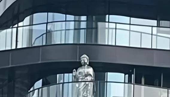 原创网友爆料王菲豪宅无人出入却摆2米高大金佛像疑似求安心