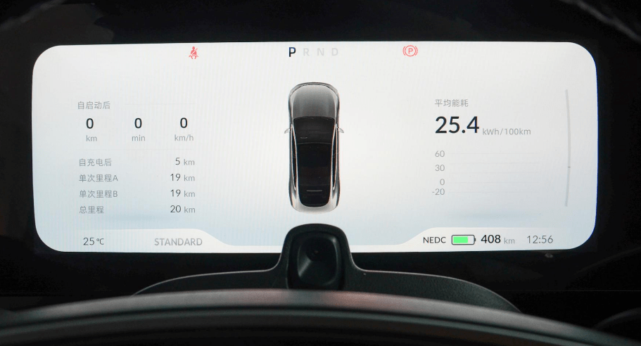 中控部分,小鹏p7则是使用了双连屏设计,仪表盘和中控屏幕的尺寸分别为