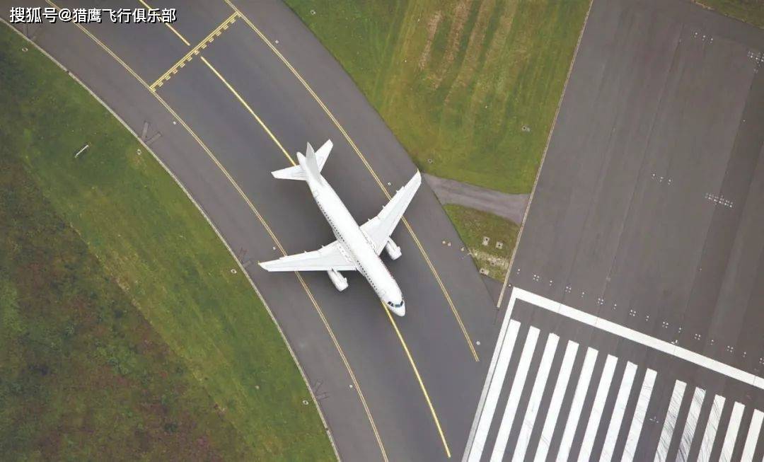 ground before taking off or after landing当 taxi 做动词时,意思为