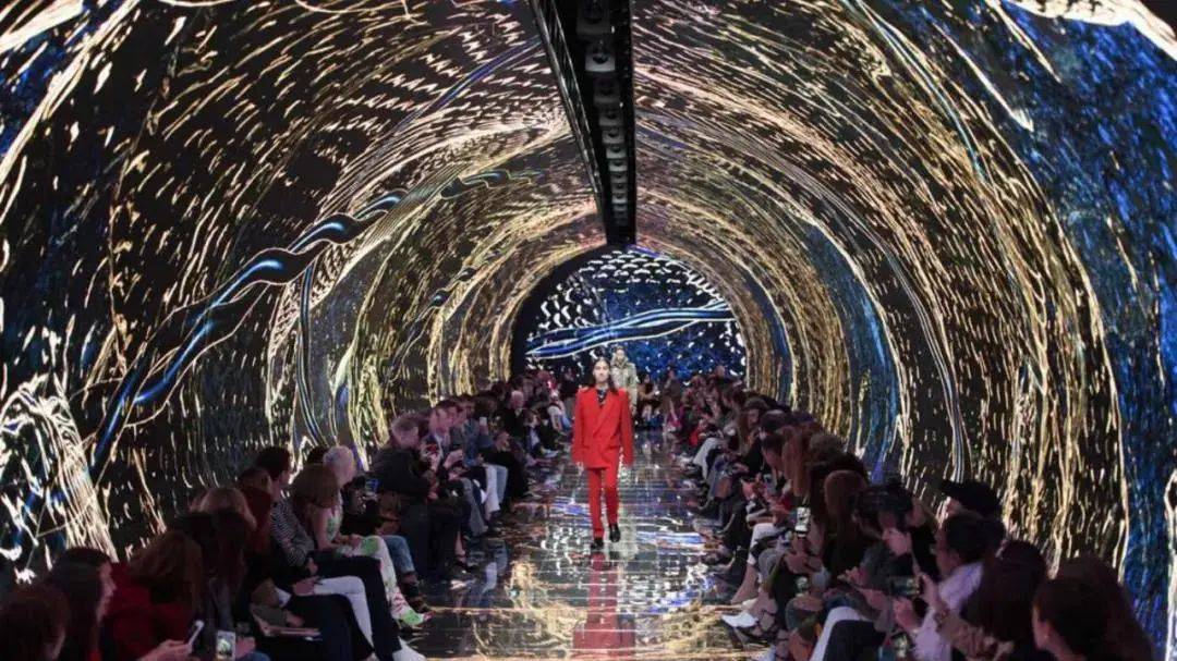 设计 走进“未来主义时尚”……