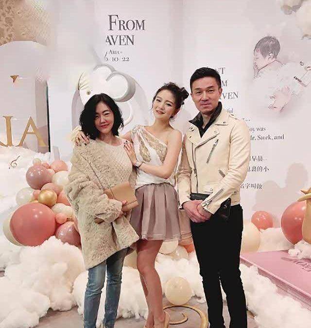 老公 阔太安以轩为女儿庆满月，小S与老公出席，穿着简单合照却更时髦
