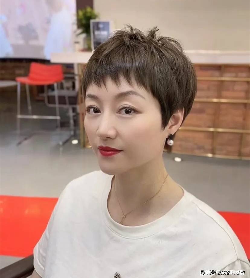 发型发量少又细软的女生适合什么发型？这三种发型，显发量又洋气减龄