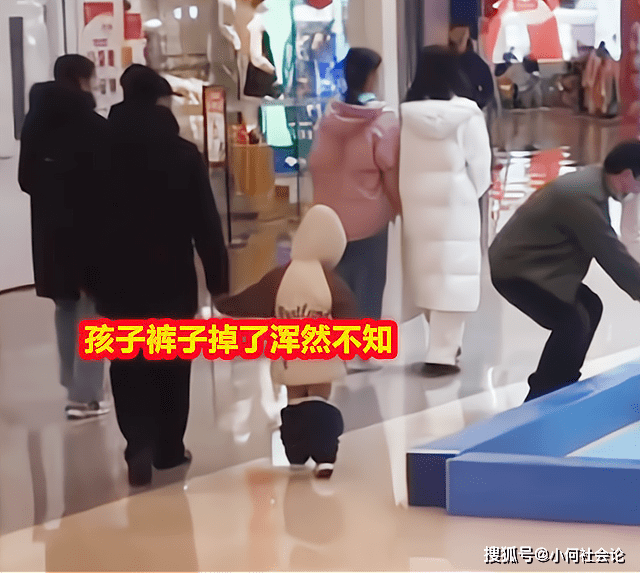 原创山东某商场内一孩子裤子掉到小腿爷爷浑然不知一路上拉着走