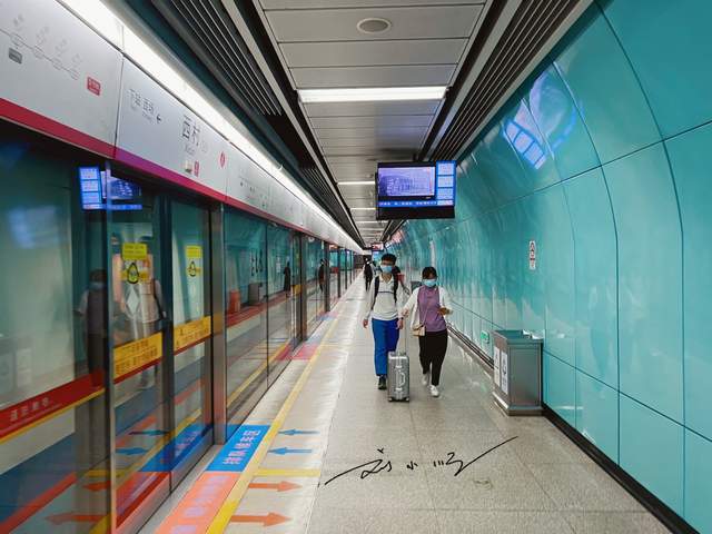 广州市荔湾区这个地铁站，两条地铁交汇却无法换乘，很多游客搞错