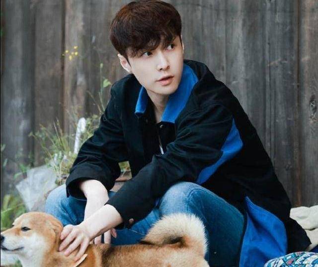 生活|张艺兴和师傅黄磊讨论“三十而立”,引起热议,也让人感动