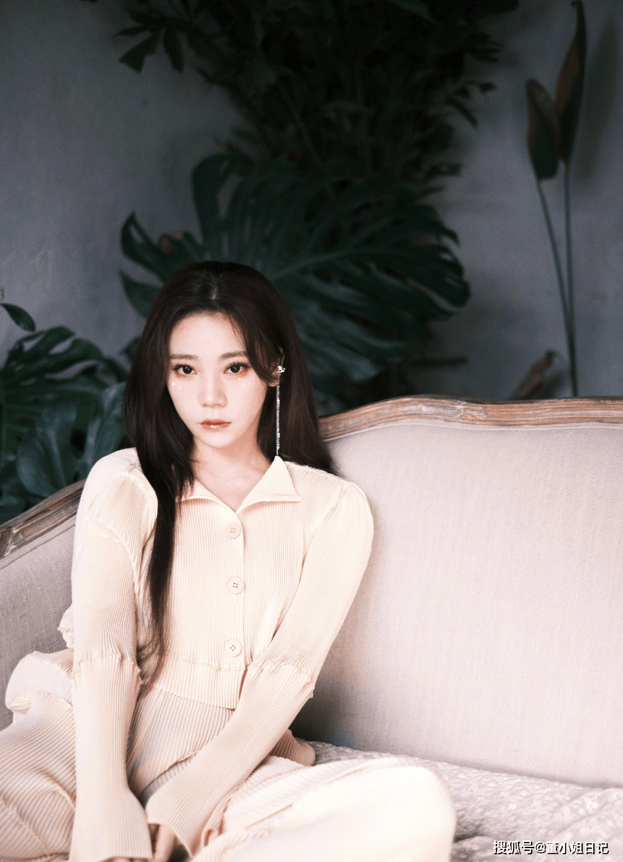 应景紫宁的果冻妆容，轻盈灵动闪闪发光，如春光般明媚动人！