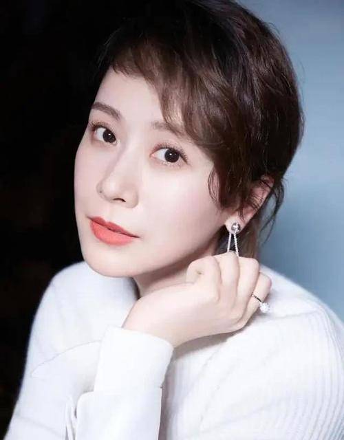 现实|电视剧《心居》中海清的蠢萌老公顾磊下线，现实中他比海清小12岁