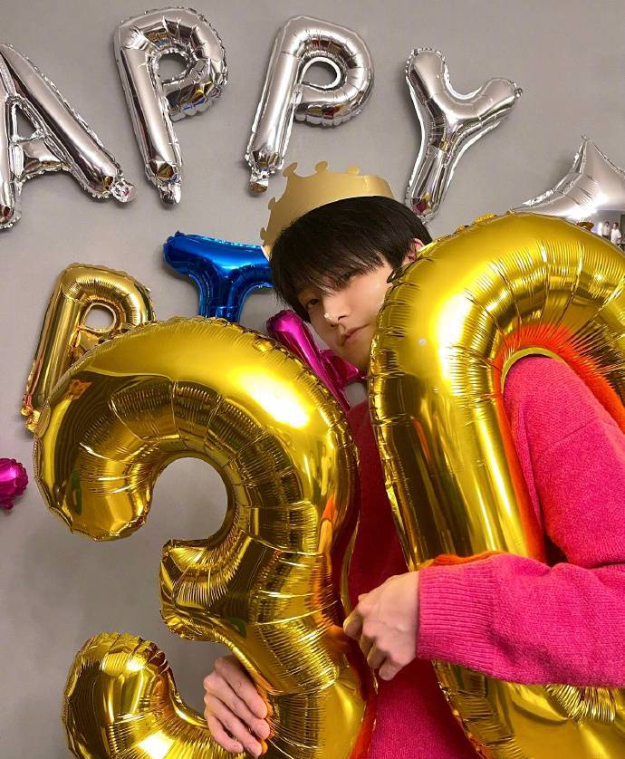 范世錡卡点晒庆生照穿粉色毛衣戴生日帽可爱十足