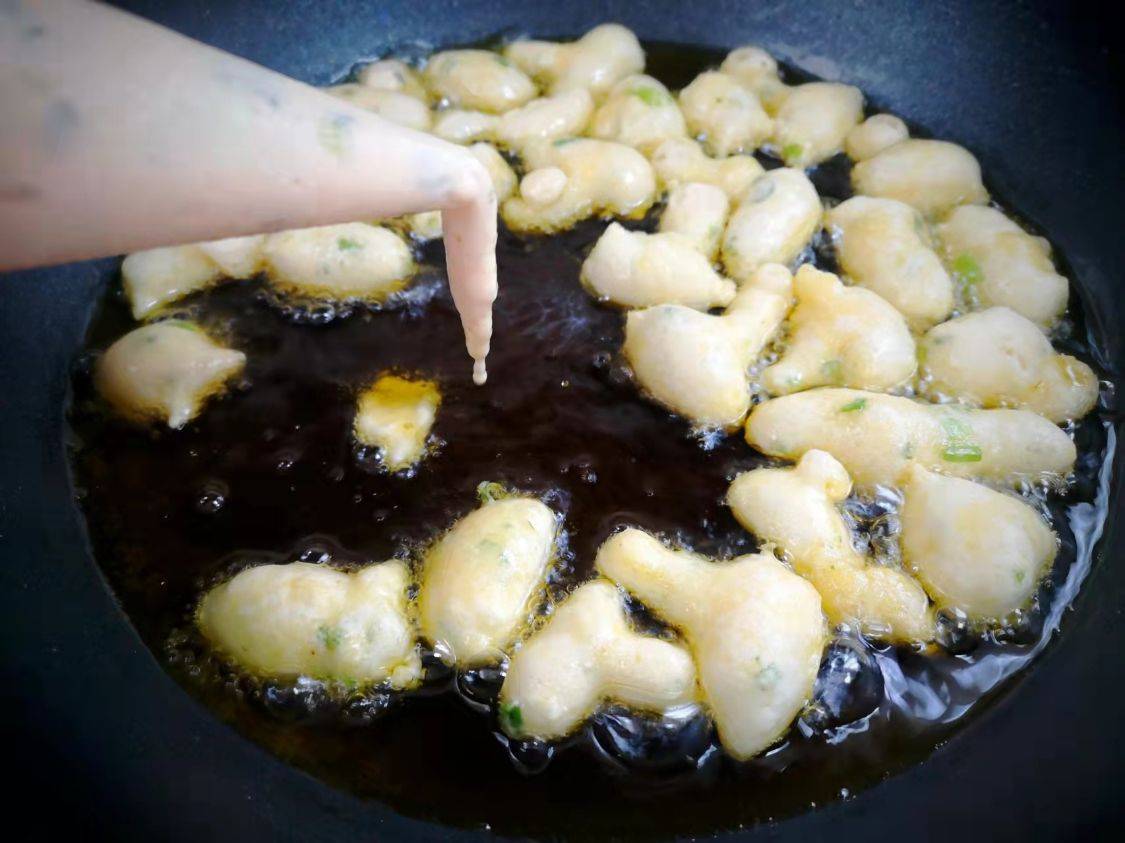 做法|这款早餐，手不沾面，5分钟出一锅，比油条还好吃，放十天不坏！