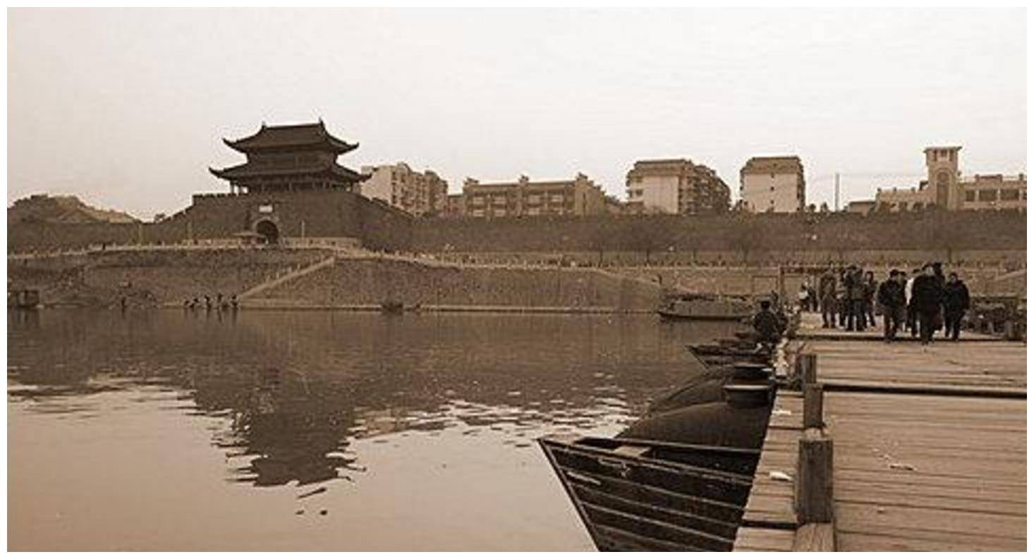 搭设浮桥联通两岸,是古代人民智慧的体现.