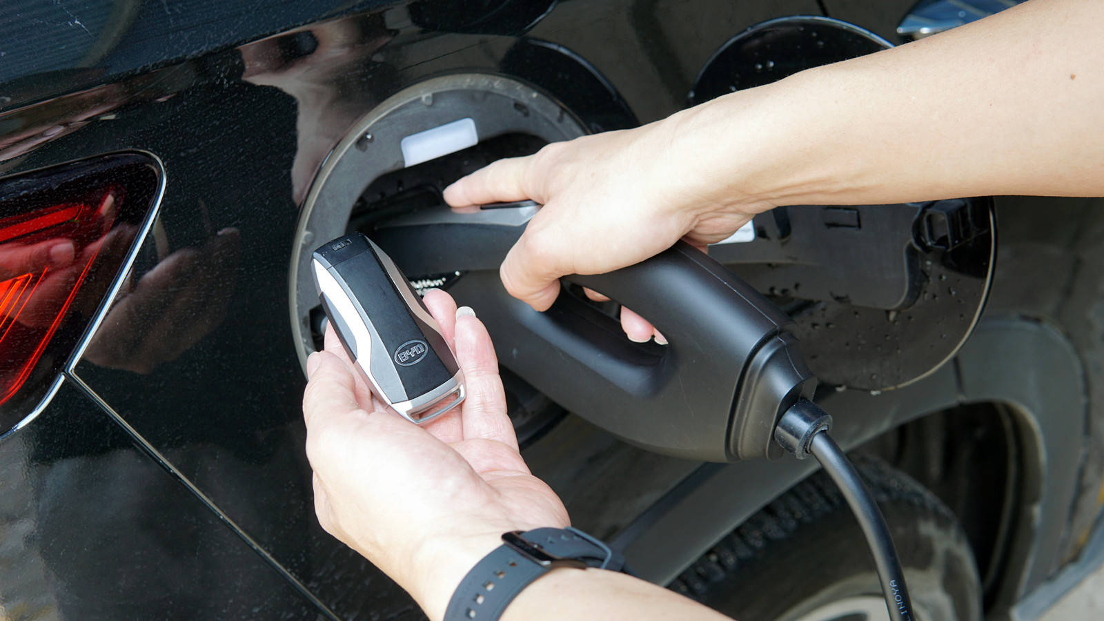 让充电更嗨更方便,小充嗨跑便携式随车充电枪体验!_搜狐汽车_搜狐网