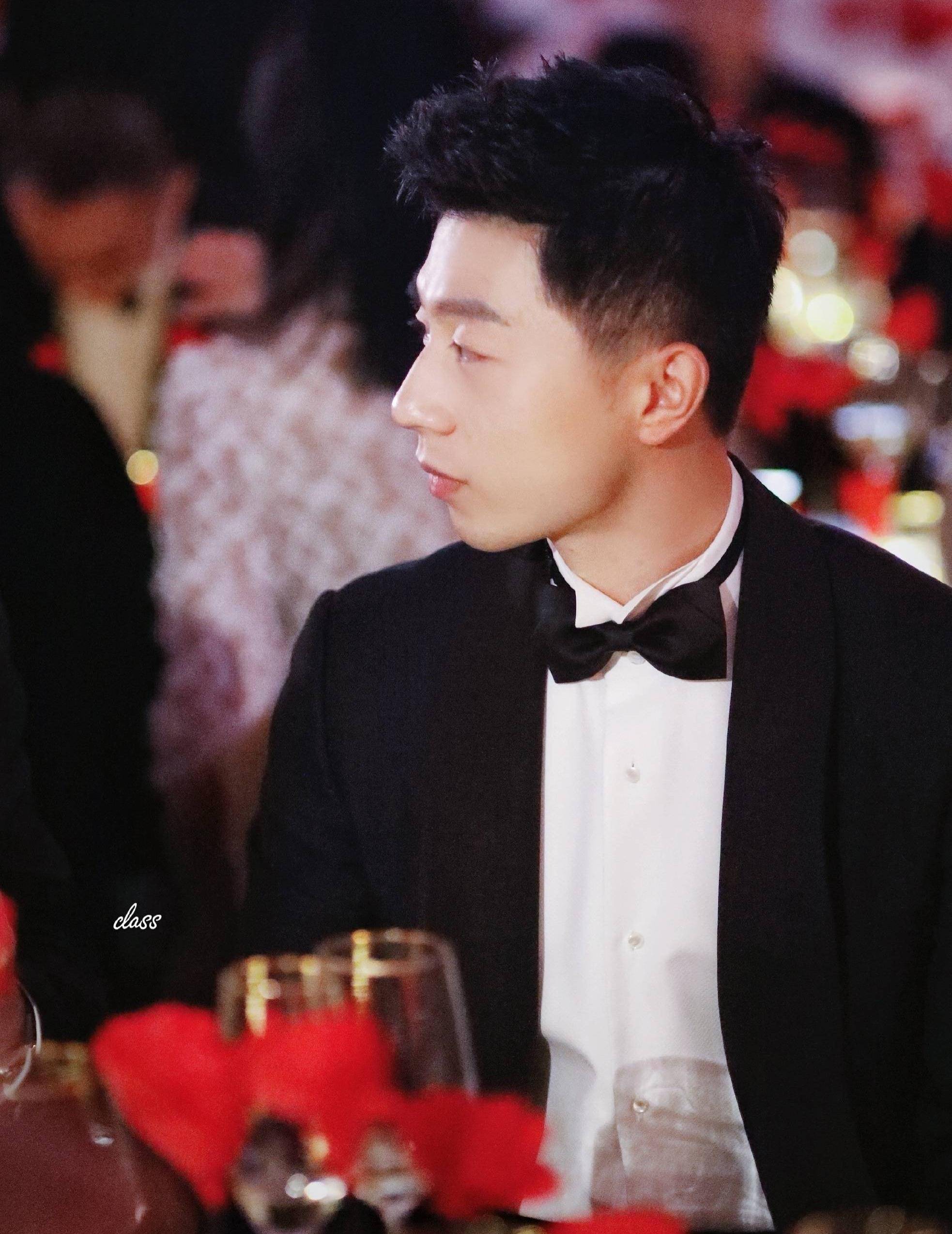 马龙的西装造型更显沉稳,这也很符合马龙一贯的成熟风格,身姿挺拔