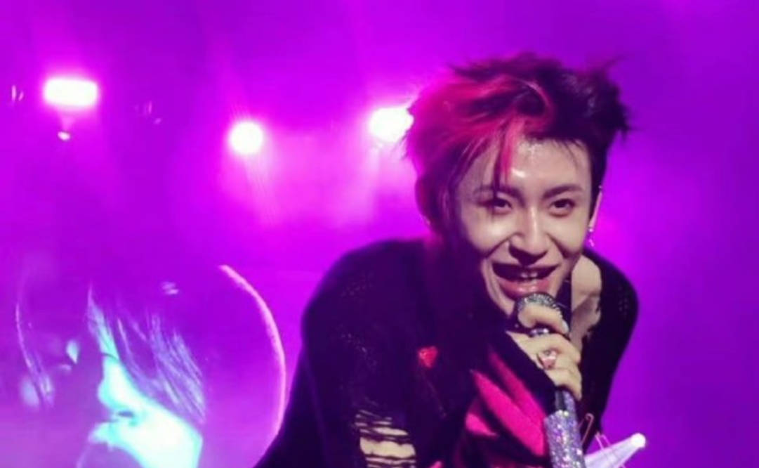 偶像|综艺也有吻戏？小鬼吴宣仪天台路透惹争议，粉丝担心自家爱豆吃亏？