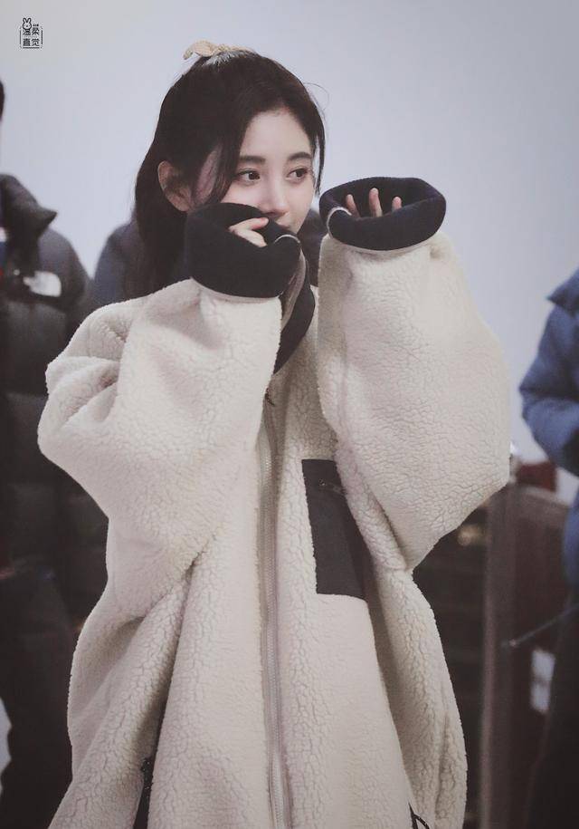 33岁朴敏英和25岁鞠婧祎,同穿羊羔绒外套,少女感却一点不输?